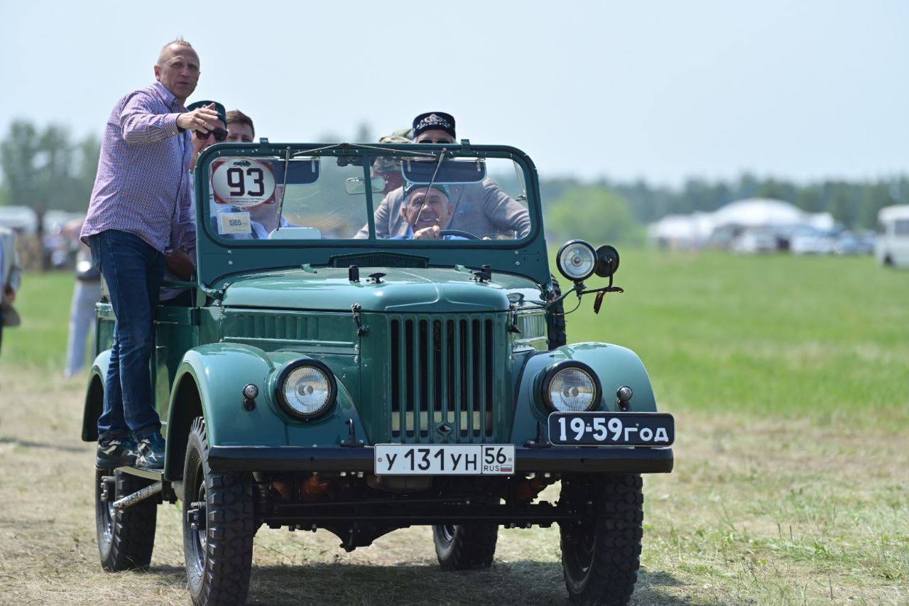 Минниханов прокатил гостей Сабантуя в Оренбургской области на ретро-автомобиле
