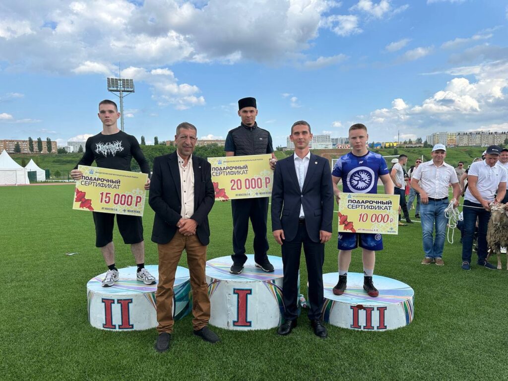 Абсолютному батыру Сабантуя в Менделеевске вручили барана и 100 тыс. рублей