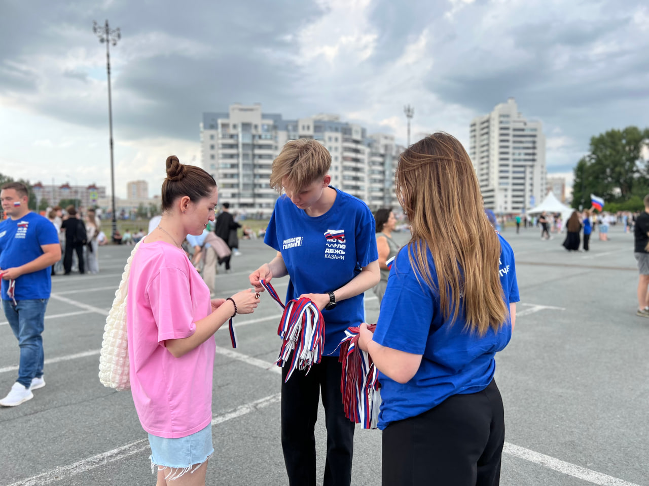 Молодогвардейцы Татарстана в День России раздали 45 тыс. ленточек с триколором