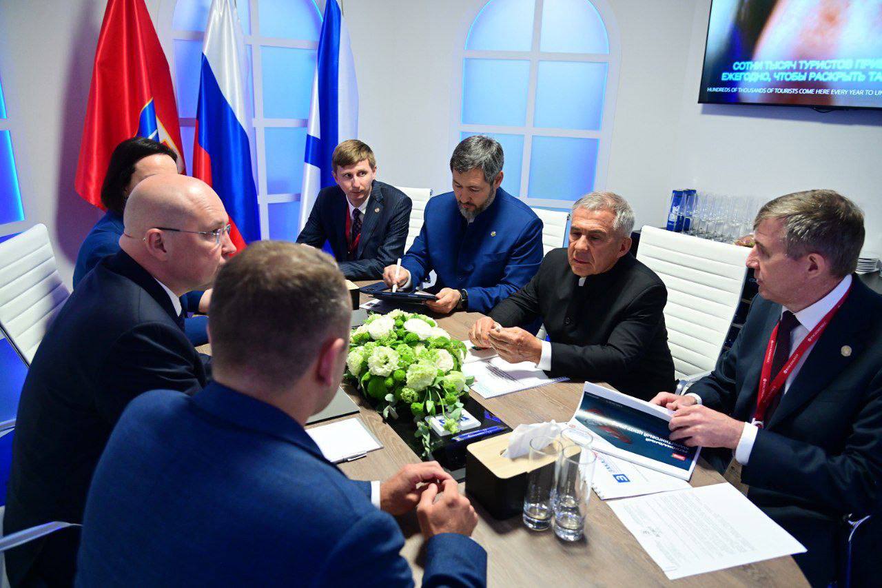 Раис Татарстана и губернатор Севастополя на ПМЭФ подписали соглашение о сотрудничестве