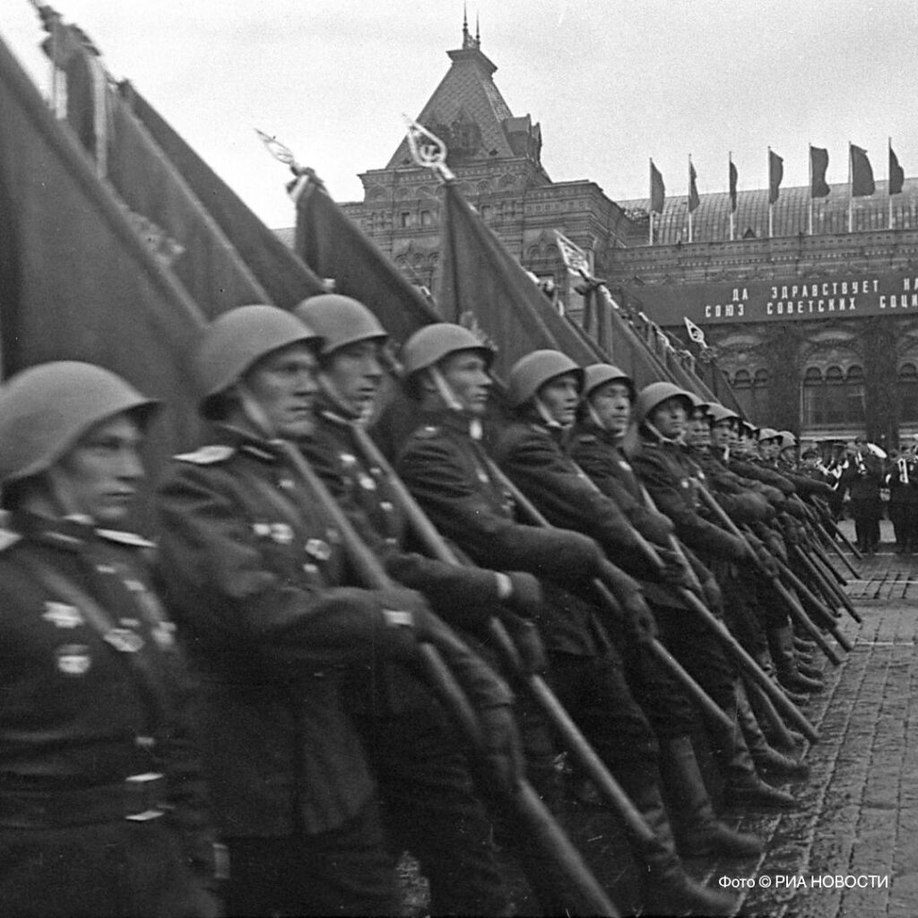 80 лет назад в Москве на Красной площади состоялся Парад Победы