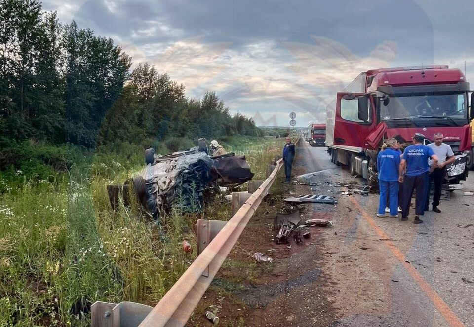 В Актанышском районе легковушка столкнулась с грузовиком — погибли два человека