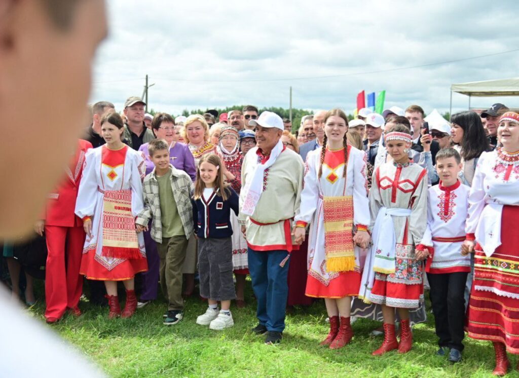 Минниханов и Николаев приняли участие в празднике «Уяв» в Нурлатском районе — фото и видео
