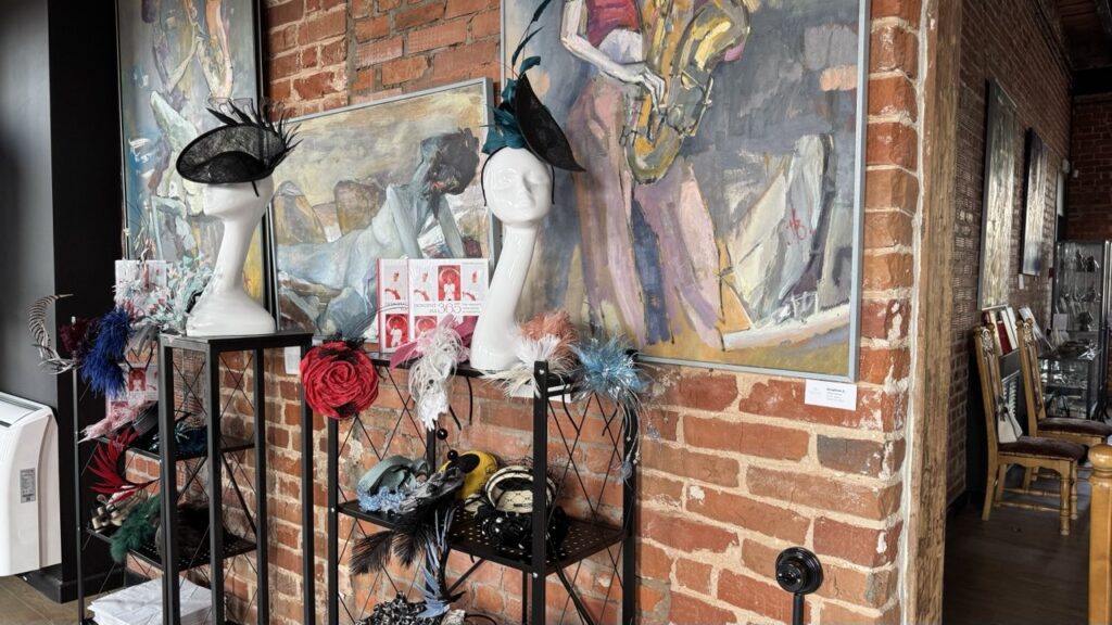 «Мне шляпки не идут»: кутюрье из Питера развеяла в Казани миф, в который верят 90% женщин