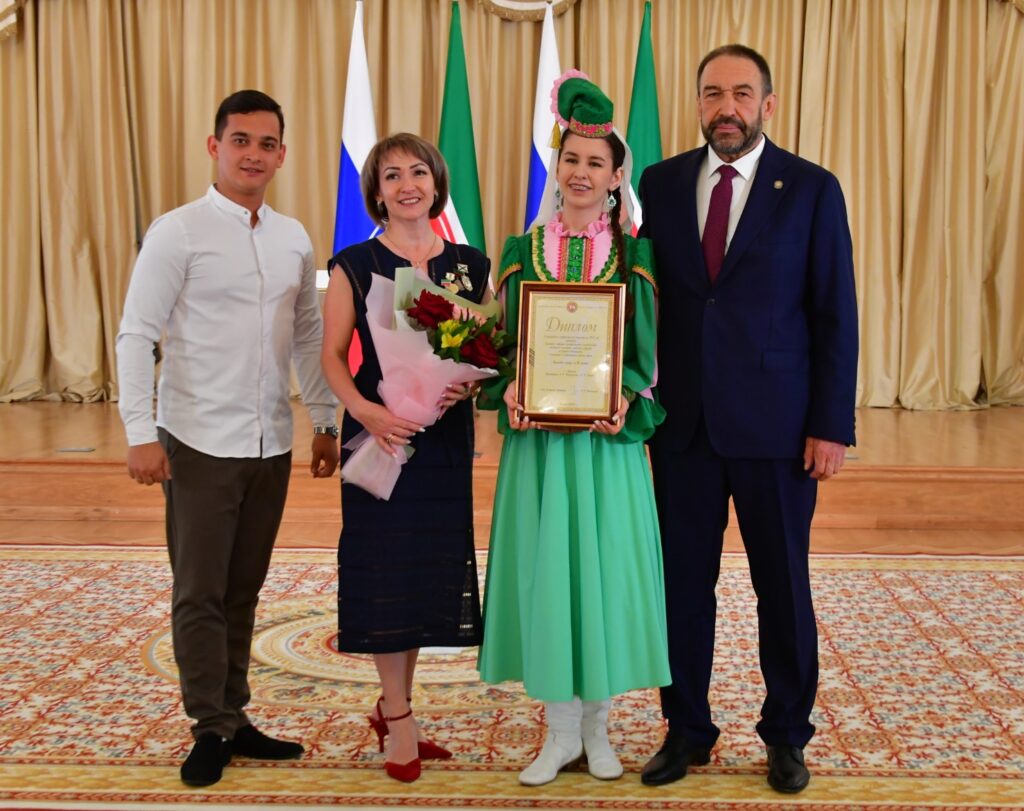 Песошин вручил стипендии победителям фестиваля «Созвездие – Йолдызлык»