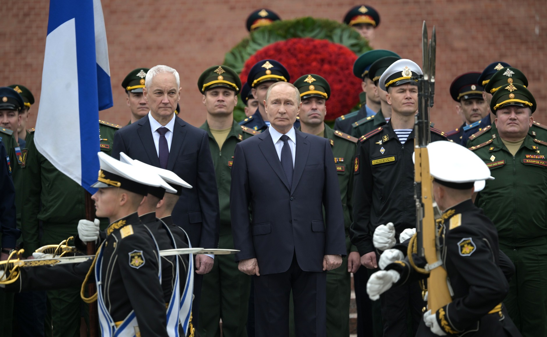 Путин возложил венок к Могиле Неизвестного Солдата в Москве