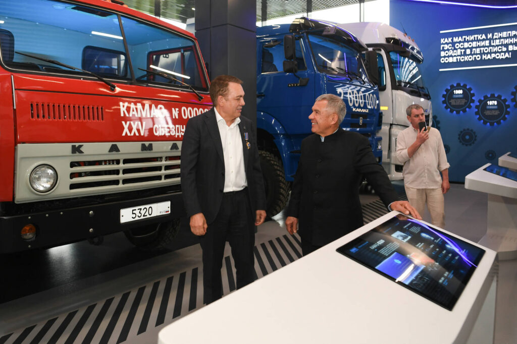 Минниханов и Чемезов открыли в Челнах визит-центр КАМАЗа
