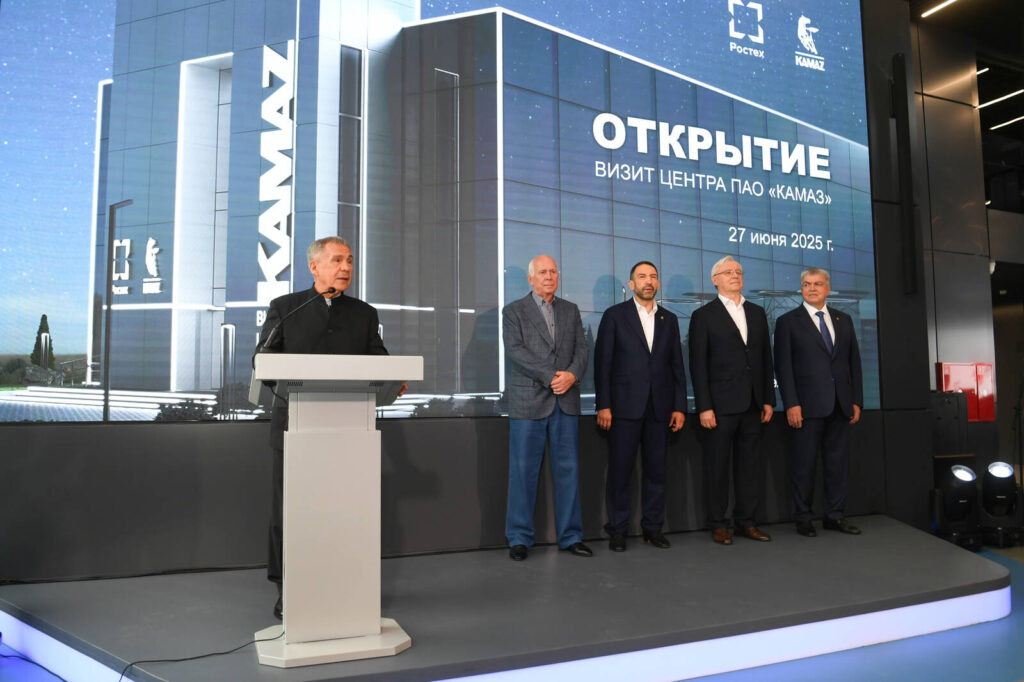 Минниханов и Чемезов открыли в Челнах визит-центр КАМАЗа