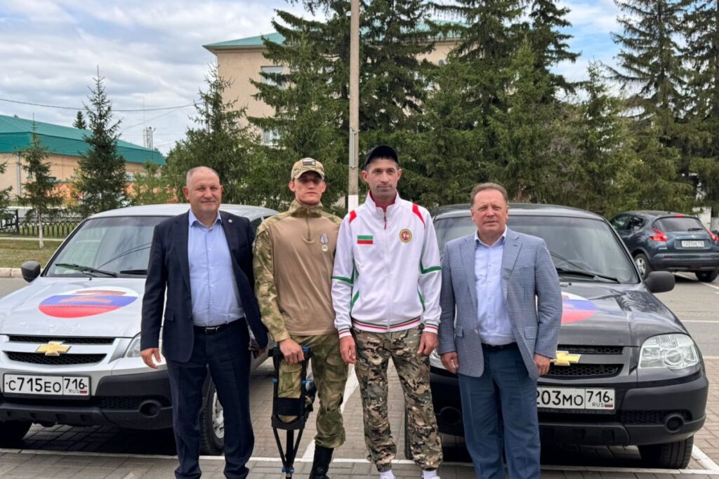 «Единая Россия» в Черемшанском районе передала два автомобиля участникам СВО