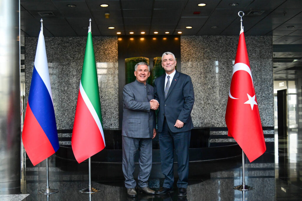 Раис Татарстана встретился с министром торговли Турции