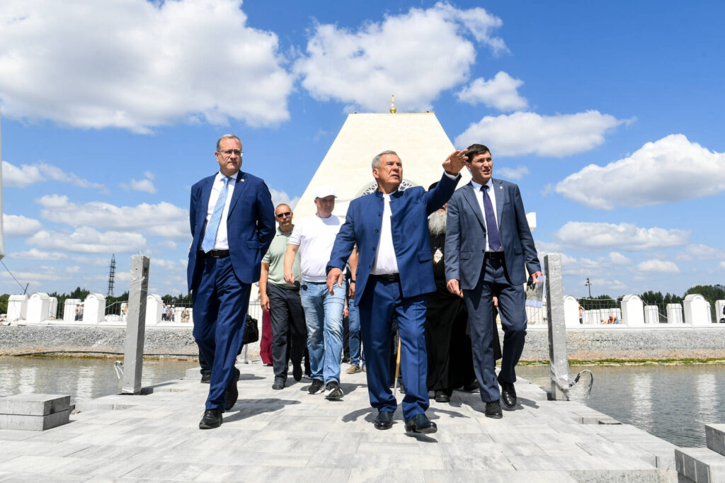 Раис РТ заехал проверить ход ремона в храме-памятнике павшим воинам на реке Казанке