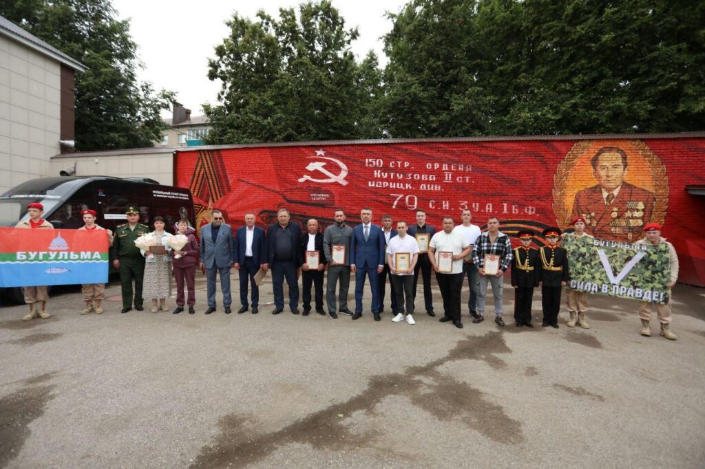 Дамир Фаттахов вручил награды семьям погибших бойцов-бугульминцев