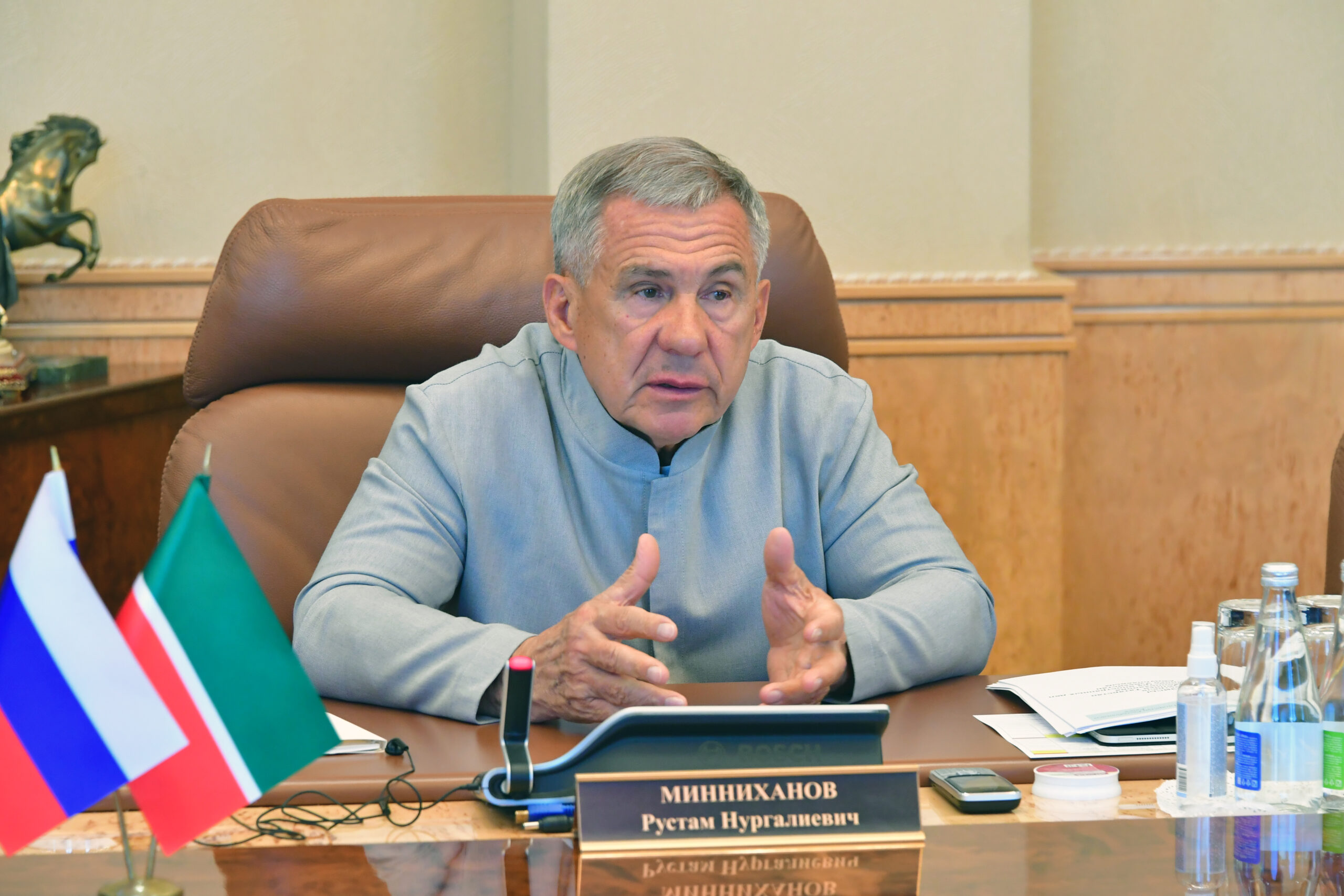 Раис Татарстана Рустам Минниханов встретился с делегацией Узбекистана во главе с замглавы МИД Олимжоном Абдуллаевым. Встреча прошла в Доме Правительства РТ, передает пресс-служба руководителя республики. Минниханов поблагодарил руководство Узбекистана за внимание к развитию сотрудничества с Татарстаном, направленного на укрепление дружественных российско-узбекистанских отношений. «В последние годы наши контакты заметно активизировались. По итогам прошлого года товарооборот превысил 376 млн долларов. У нас есть все возможности для наращивания объемов и номенклатуры взаимных поставок товаров и услуг», — отметил Раис. Между республиками осуществляются прямые авиаперелеты, ведется активная предпринимательская работа. Так, «КАМАЗ» осуществляет поставки автомобилей, в стране открыты автоцентр и линия сборки автомобилей. Минниханов отметил, что укреплению сотрудничества способствует совместная работа в рамках Группы стратегического видения «Россия — Исламский мир», которую он возглавляет по поручению Президента РФ Владимира Путина. «Мы придаем большое значение взаимодействию в области культуры, образования, спорта. Сегодня в наших вузах обучается 2 700 студентов из Узбекистана. У нас работает национально-культурная автономия узбеков Татарстана, — продолжил Минниханов. — В Ташкенте ежегодно проводится татарский праздник Сабантуй. Признателен за поддержку татарской общины Узбекистана — это более 300 тыс. человек». Абдуллаев поблагодарил за гостеприимство и признался, что делегация ощущает себя в РТ как дома — это говорит о высоком уровне доверия и уважения друг к другу. «Искренне рады возможности обменяться мнениями, провести открытый и конструктивный диалог с нашими коллегами из Татарстана, — отметил замминистра. — Для нас большая честь находиться в гостеприимной Казани, городе с богатой историей, динамично развивающейся экономикой и самобытной культурой». Стороны обсудили перспективы дальнейшего развития торгово-экономических и гуманитарных связей, укрепление сотрудничества в машиностроении и нефтехимии, реализацию совместных проектов в области передовых технологий.