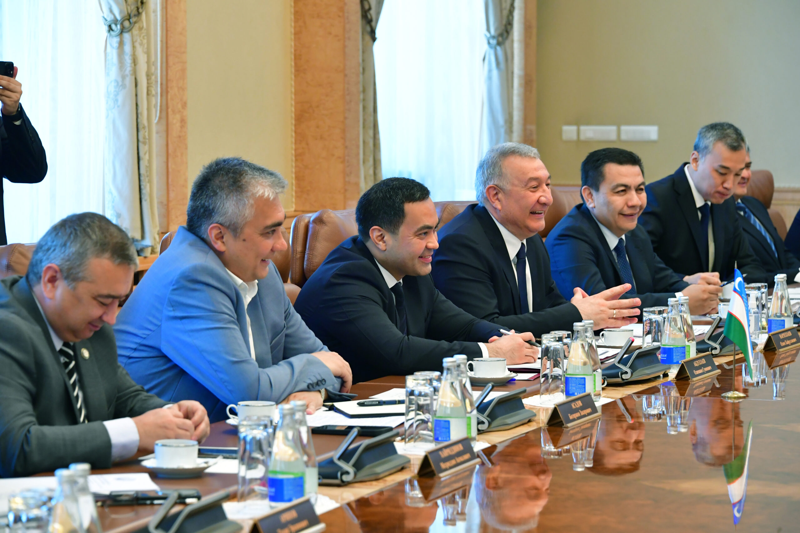 Раис Татарстана Рустам Минниханов встретился с делегацией Узбекистана во главе с замглавы МИД Олимжоном Абдуллаевым. Встреча прошла в Доме Правительства РТ, передает пресс-служба руководителя республики. Минниханов поблагодарил руководство Узбекистана за внимание к развитию сотрудничества с Татарстаном, направленного на укрепление дружественных российско-узбекистанских отношений. «В последние годы наши контакты заметно активизировались. По итогам прошлого года товарооборот превысил 376 млн долларов. У нас есть все возможности для наращивания объемов и номенклатуры взаимных поставок товаров и услуг», — отметил Раис. Между республиками осуществляются прямые авиаперелеты, ведется активная предпринимательская работа. Так, «КАМАЗ» осуществляет поставки автомобилей, в стране открыты автоцентр и линия сборки автомобилей. Минниханов отметил, что укреплению сотрудничества способствует совместная работа в рамках Группы стратегического видения «Россия — Исламский мир», которую он возглавляет по поручению Президента РФ Владимира Путина. «Мы придаем большое значение взаимодействию в области культуры, образования, спорта. Сегодня в наших вузах обучается 2 700 студентов из Узбекистана. У нас работает национально-культурная автономия узбеков Татарстана, — продолжил Минниханов. — В Ташкенте ежегодно проводится татарский праздник Сабантуй. Признателен за поддержку татарской общины Узбекистана — это более 300 тыс. человек». Абдуллаев поблагодарил за гостеприимство и признался, что делегация ощущает себя в РТ как дома — это говорит о высоком уровне доверия и уважения друг к другу. «Искренне рады возможности обменяться мнениями, провести открытый и конструктивный диалог с нашими коллегами из Татарстана, — отметил замминистра. — Для нас большая честь находиться в гостеприимной Казани, городе с богатой историей, динамично развивающейся экономикой и самобытной культурой». Стороны обсудили перспективы дальнейшего развития торгово-экономических и гуманитарных связей, укрепление сотрудничества в машиностроении и нефтехимии, реализацию совместных проектов в области передовых технологий.