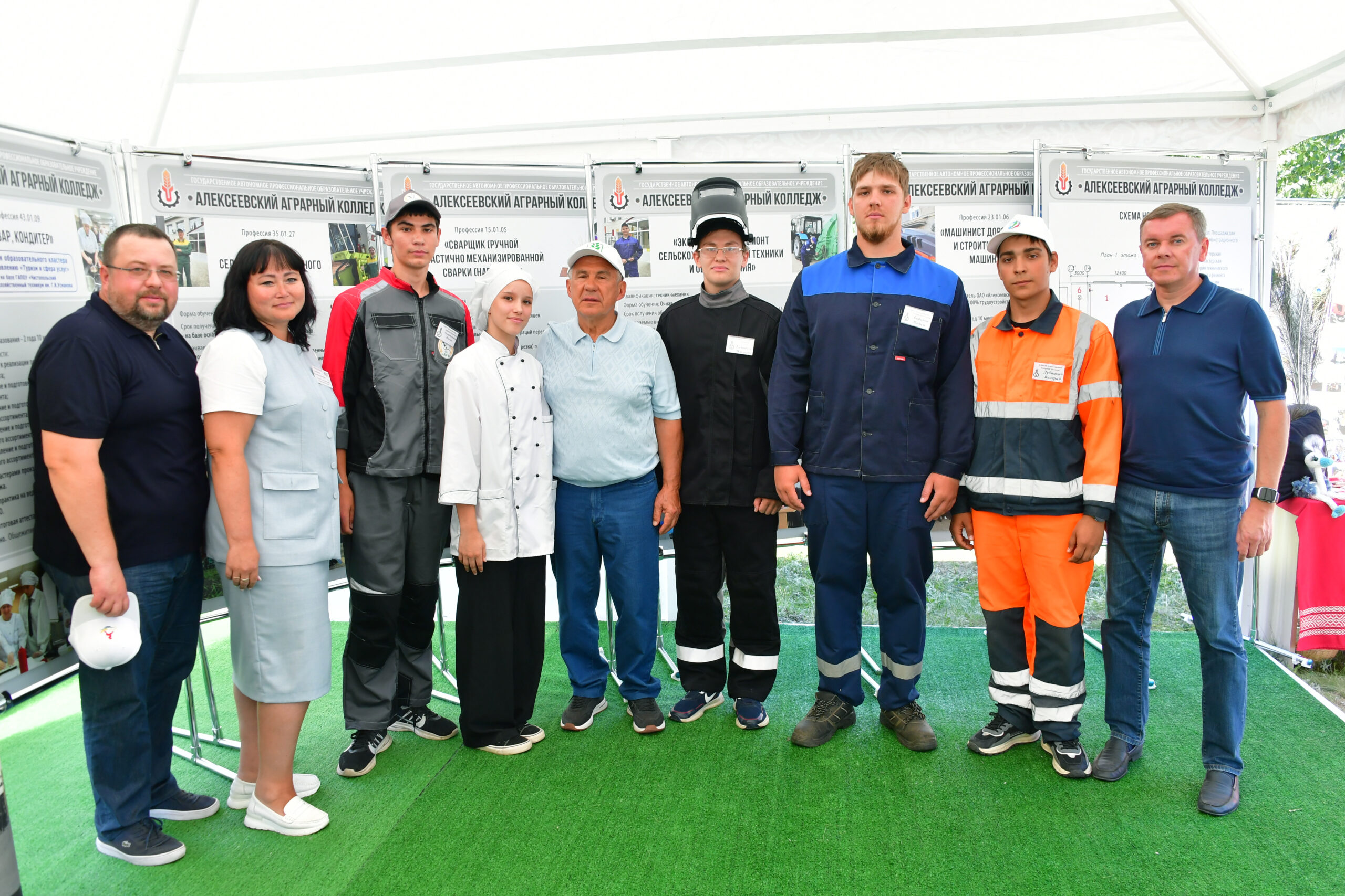 Минниханов обещал помочь улучшить условия для практики в Алексеевском аграрном колледже