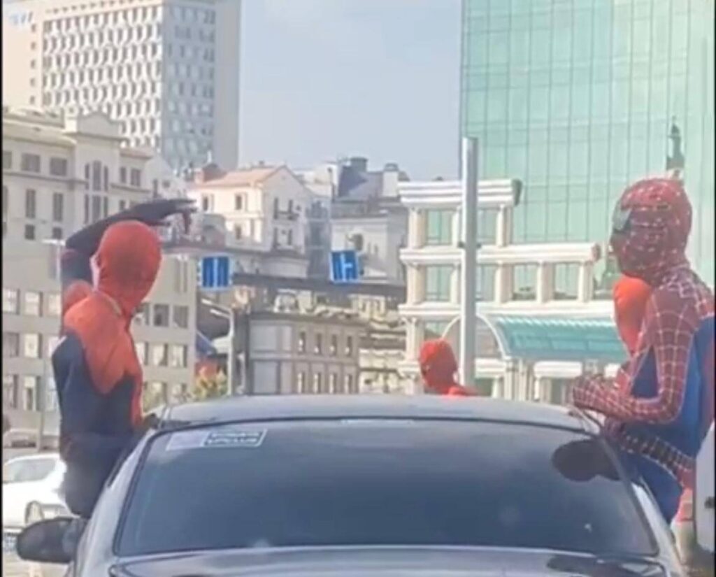 В Казани оштрафовали водителей, перевозивших героев комиксов вне кабины авто