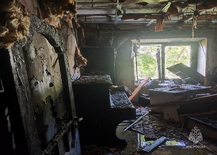 В Казани пожарные эвакуировали пятерых человек из квартиры, где горела мебель