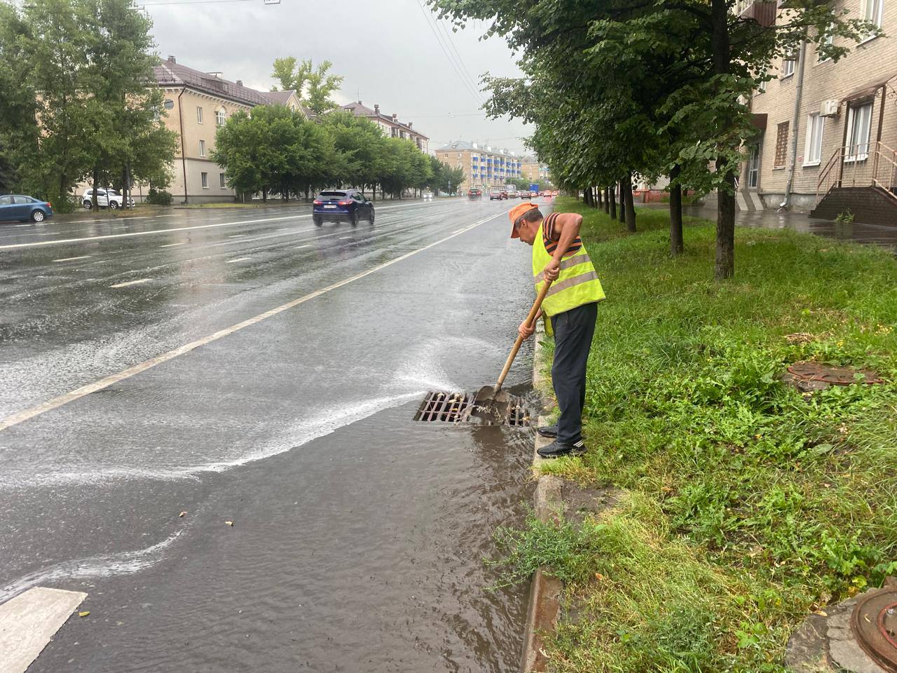 Городские службы Казани борются с последствиями непогоды — фото