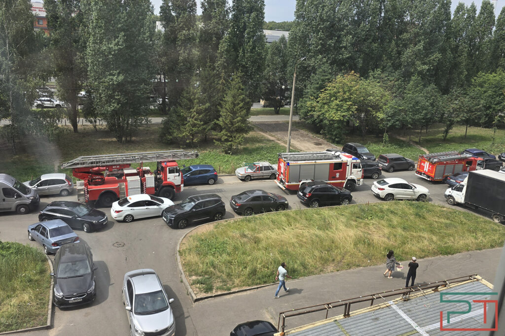 Пожарным пришлось объезжать пробку на проспекте Победы в Казани по второстепенной дороге