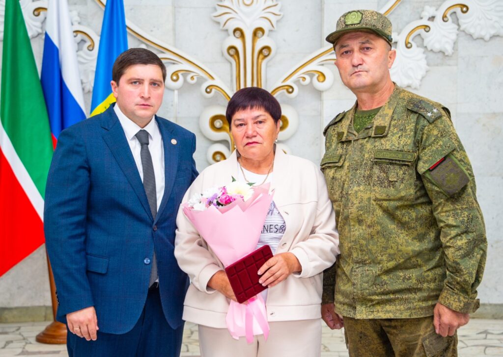 В Нижнекамске вручили Ордена Мужества и посмертные медали близким бойцов СВО