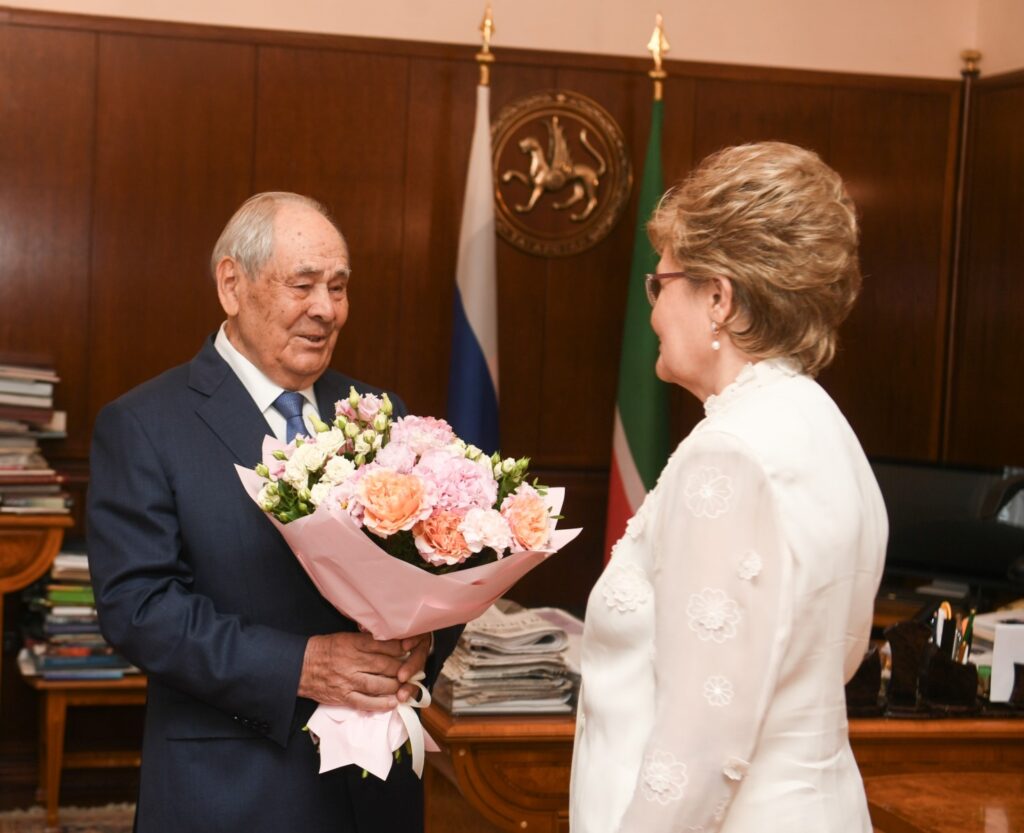 Минтимер Шаймиев вручил Татьяне Ларионовой государственную награду