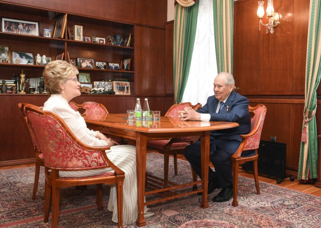 Минтимер Шаймиев вручил Татьяне Ларионовой государственную награду