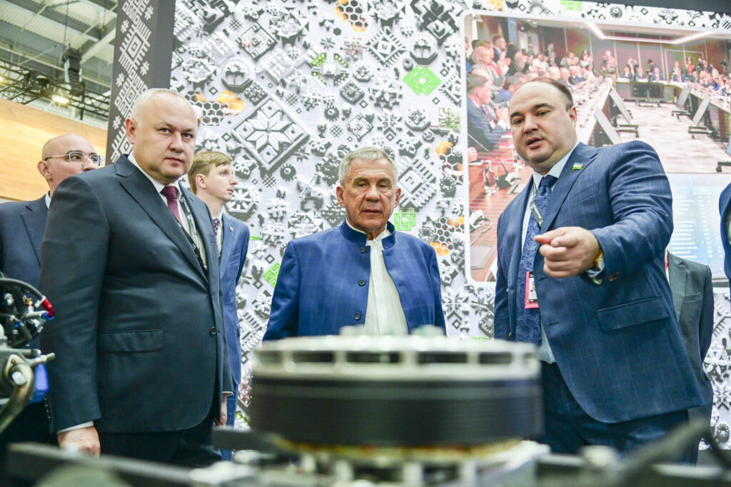 Минниханов осмотрел стенды выставки ИННОПРОМ в Екатеринбурге