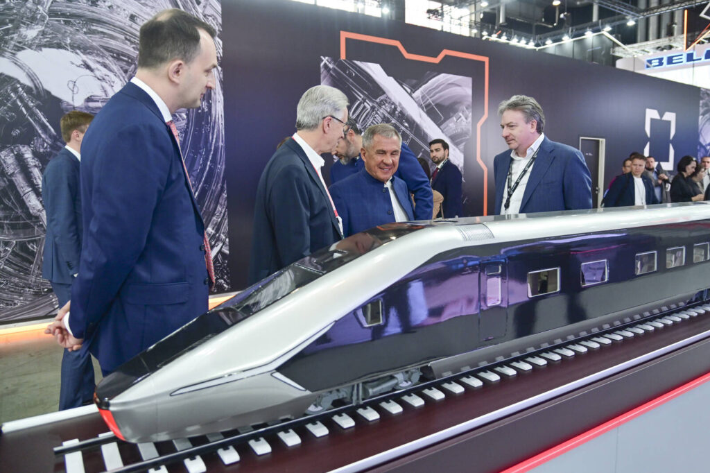 Минниханов осмотрел стенды выставки ИННОПРОМ в Екатеринбурге