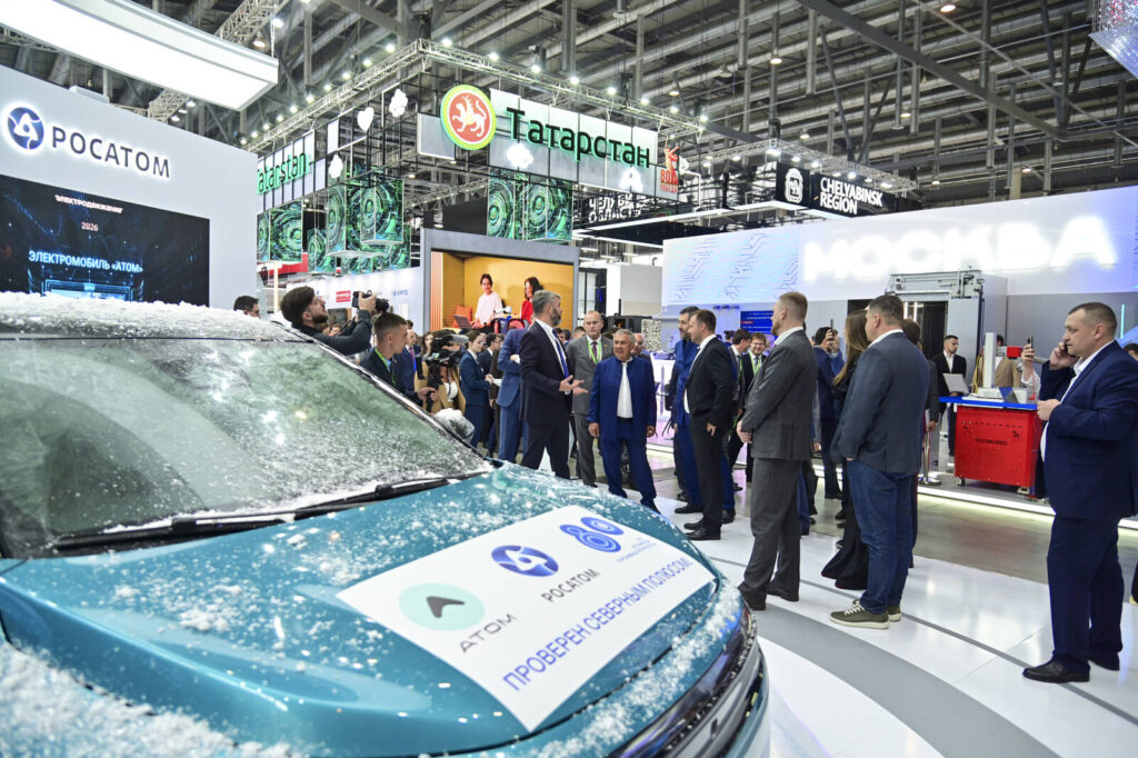 Минниханов осмотрел стенды выставки ИННОПРОМ в Екатеринбурге