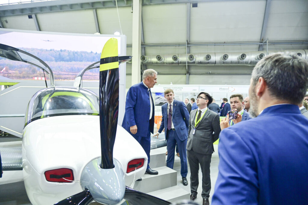 Минниханов опробовал самолет Tango на ИННОПРОМе