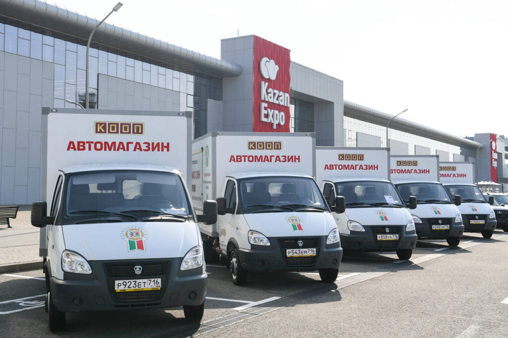 Минниханов на «Агроволге» передал специалистам АПК новые автомобили