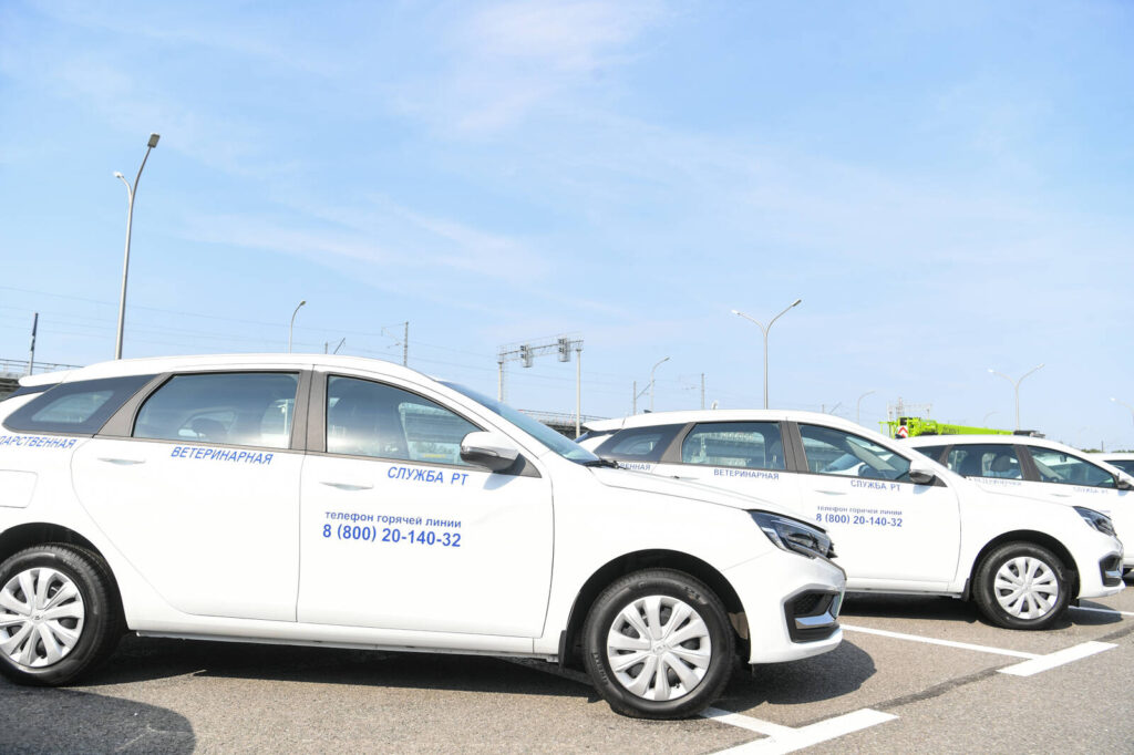 Минниханов на «Агроволге» передал специалистам АПК новые автомобили