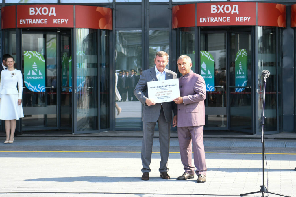 Минниханов на «Агроволге» передал специалистам АПК новые автомобили