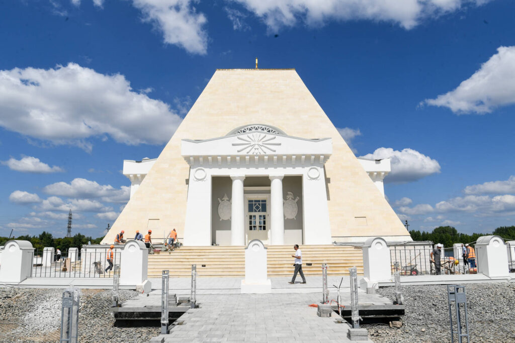 Раис РТ заехал проверить ход ремона в храме-памятнике павшим воинам на реке Казанке.