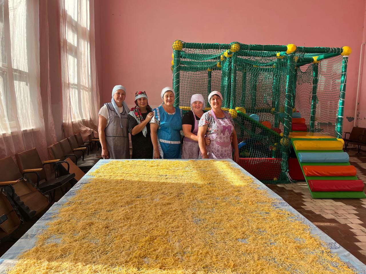 Нурлатские соцработники приготовили для бойцов СВО партию домашней лапши