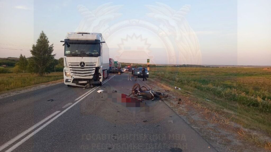 Мотоциклист погиб после лобового столкновения с фурой в Татарстане