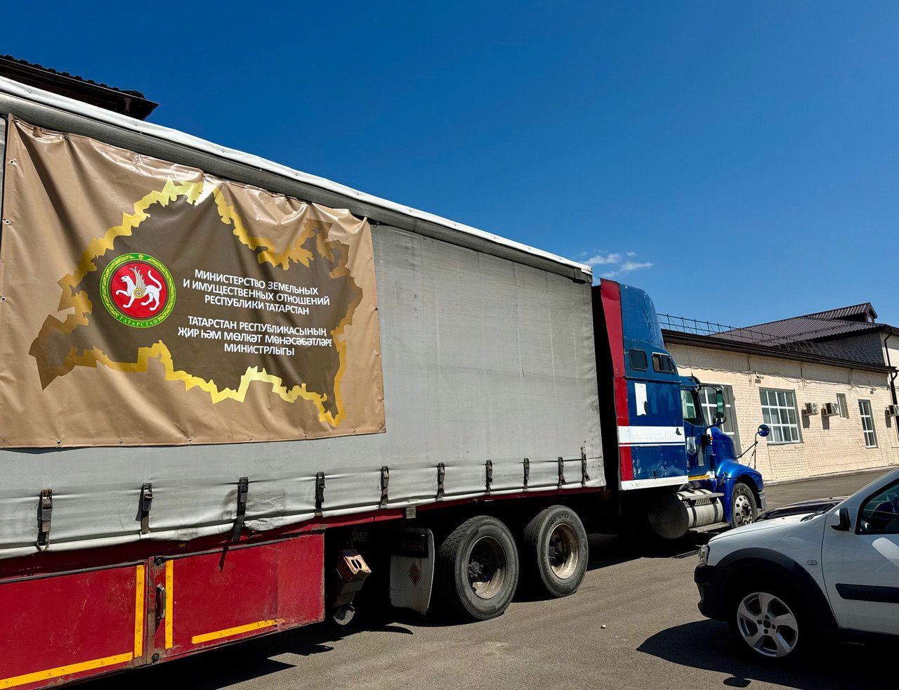 Оконные рамы, стулья, мебель: из Казани в ЛНР отправилась новая гуманитарная партия