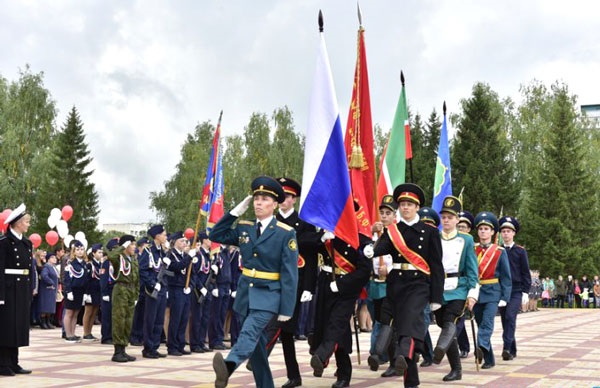 Республика побед. Парк Победы после реконструкции Казань. Парад кадет 2022. Парк Победы Челны 2010 год. Парк Победы Набережные Челны 9 мая 2016.