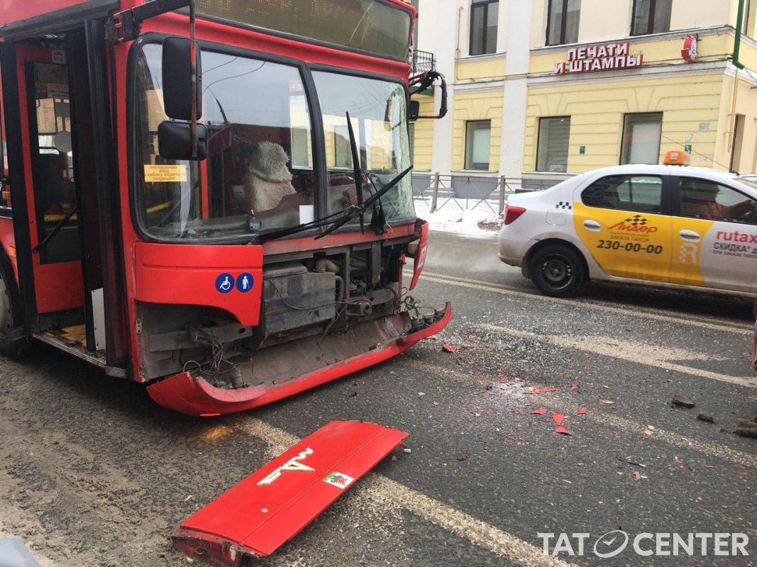 В центре Казани столкнулись два автобуса - Республика Татарстан | РТ Онлайн