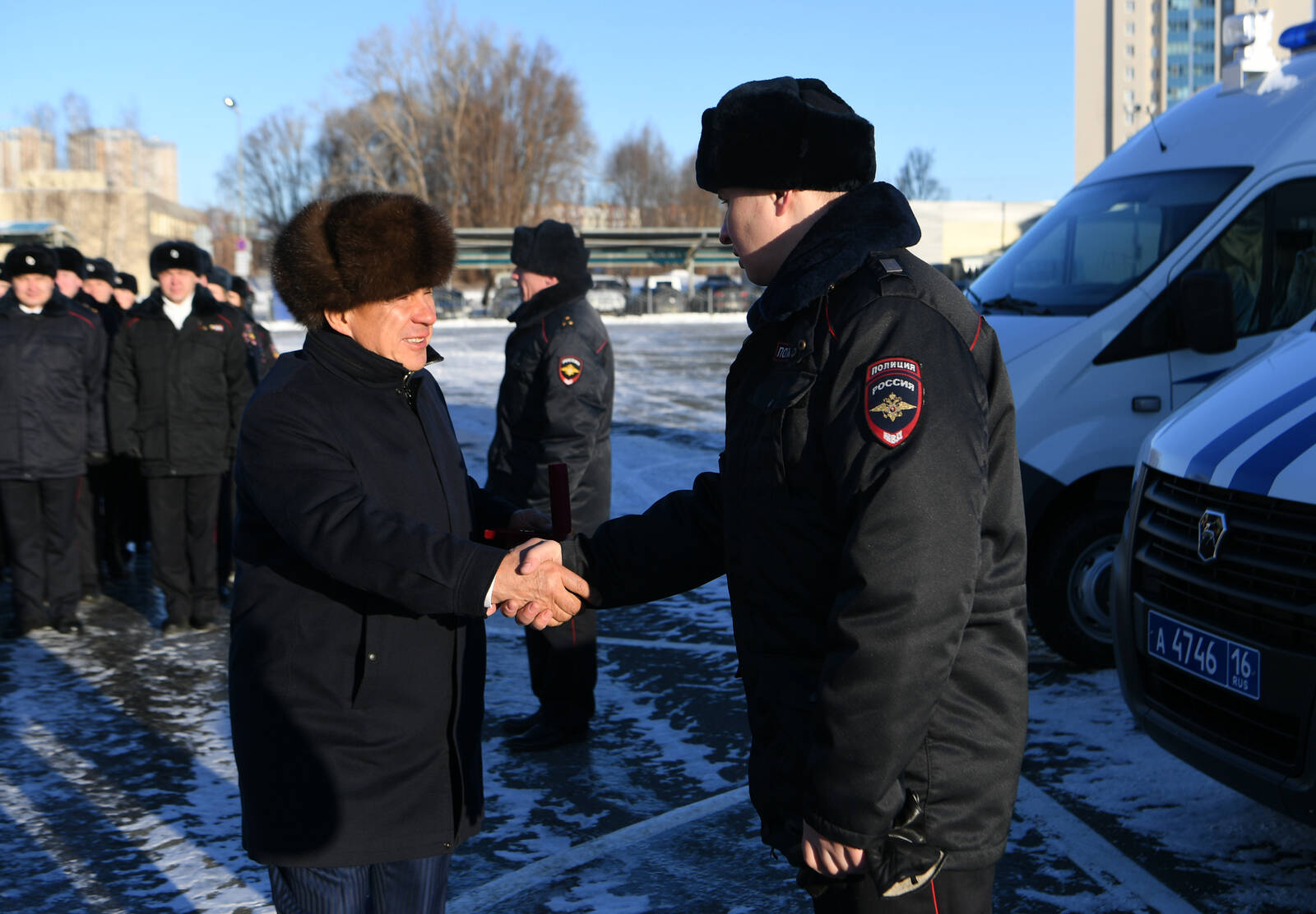 Полиция передает. Полиция Татарстана. Транспортная полиция Казань. Вручения Миннихановым автомашин полиции. Минниханов полиция.