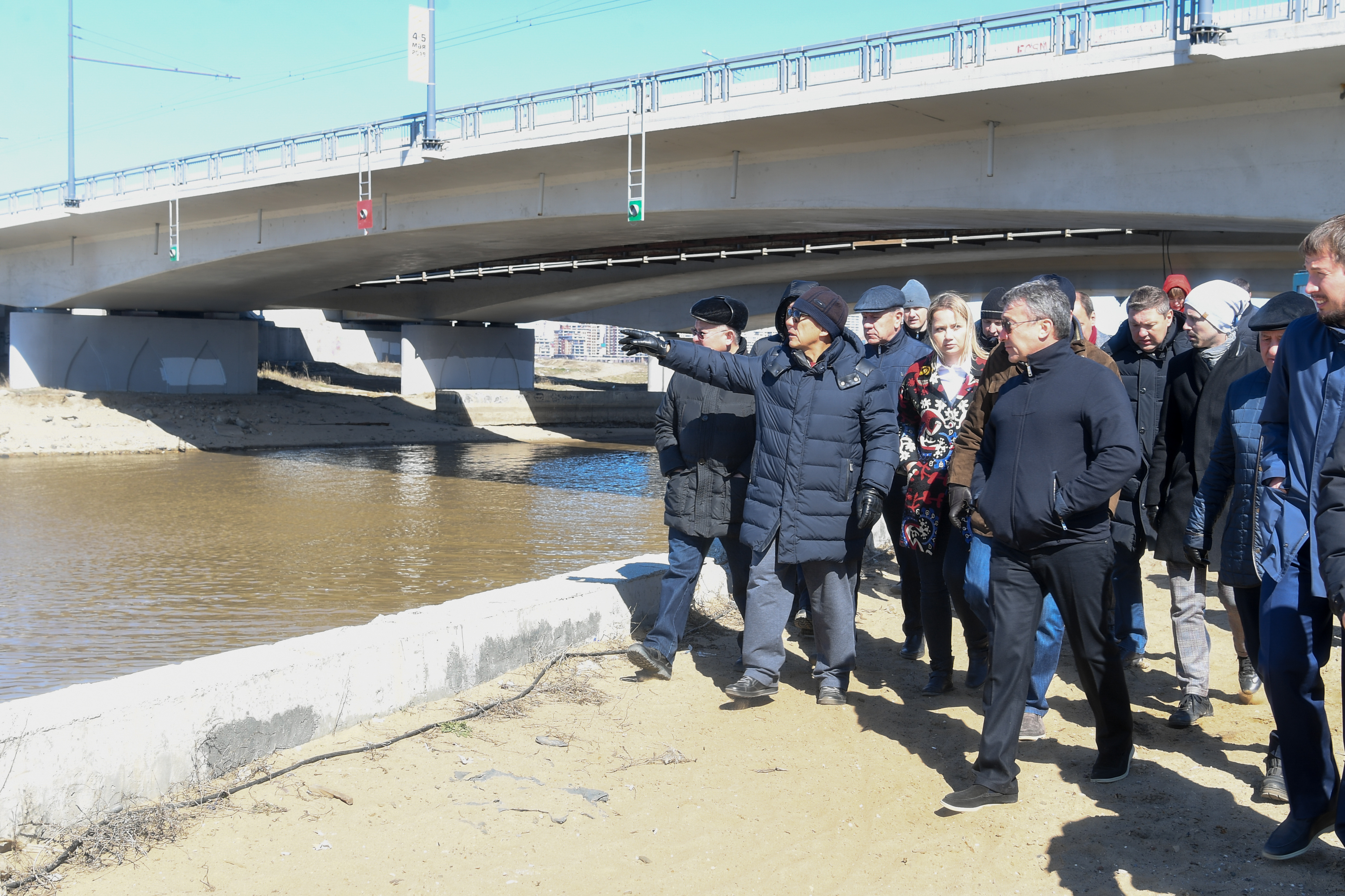 Рт новости сегодня последние. Казань Минниханов набережная. Казань центр здание Минниханова. Мост Минниханова. Минниханов осматривает Казань.