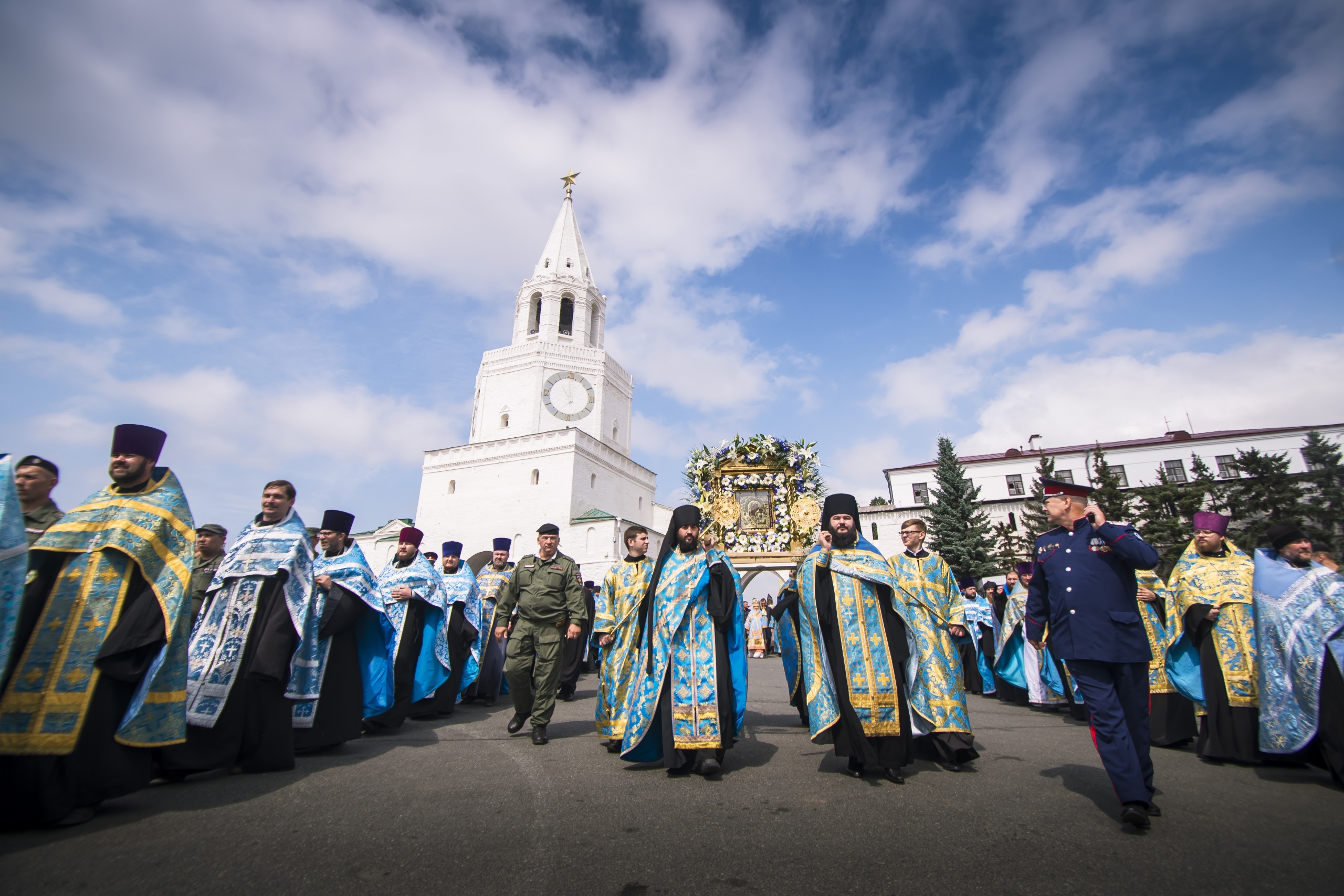 Казанский праздник какого. Казанский Богородицкий монастырь крестный ход. Казань собор явления казансок й иконы. 21 07 Казанская в Казани. Казань братия мужского монастыря Казанской иконы Божьей матери.