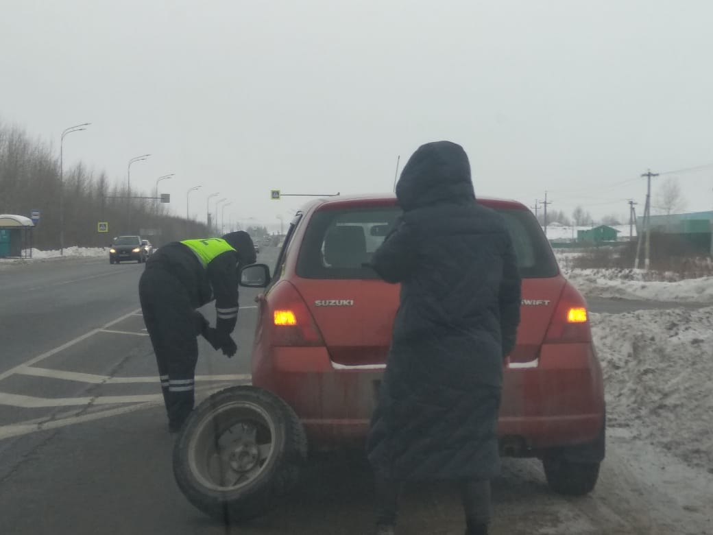 Сотрудники ГИБДД помогли автоледи заменить пробитое колесо на трассе в  Татарстане - Республика Татарстан | РТ Онлайн