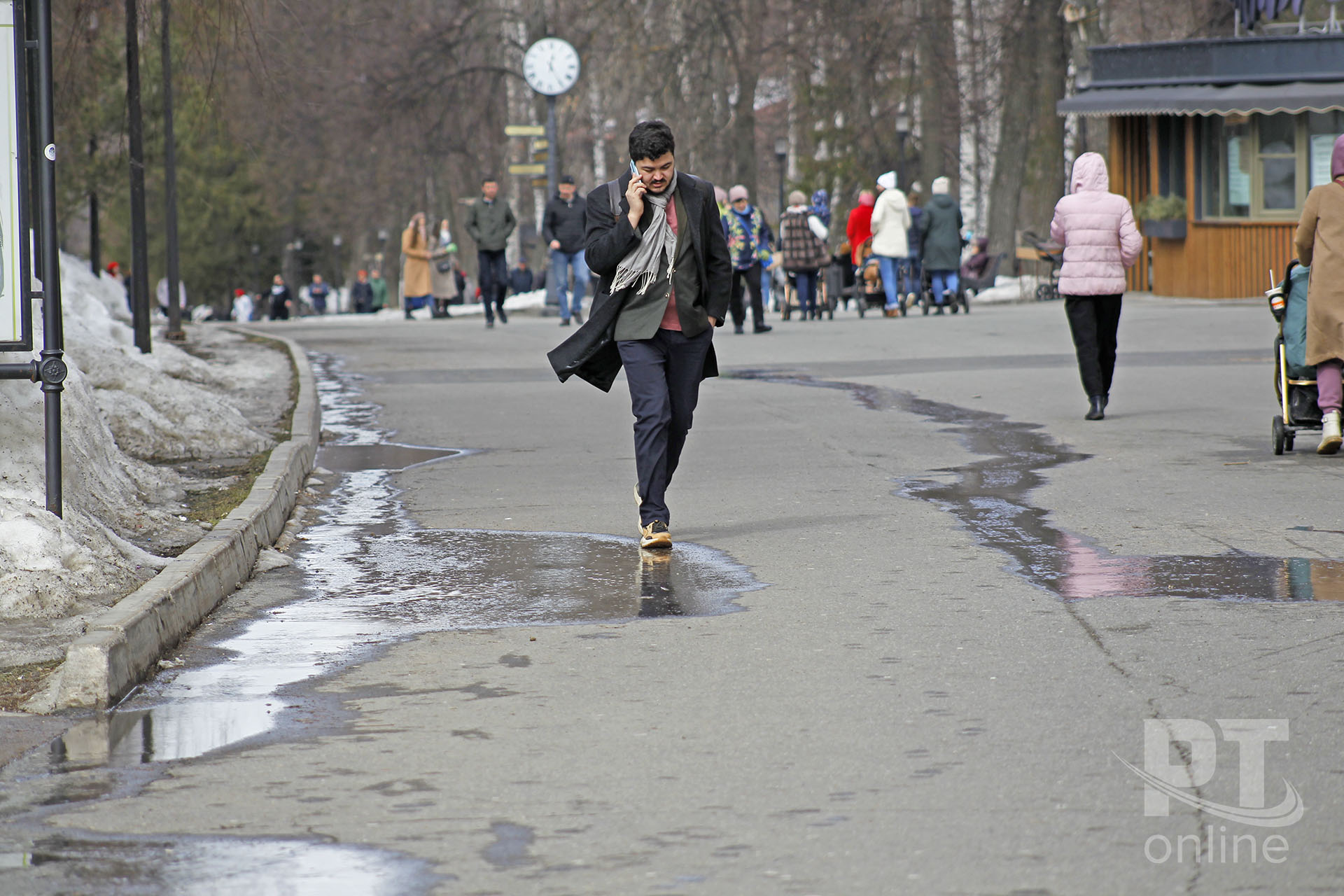 Погода в москве в начале апреля 2024. Казань в апреле. Казань в апреле фото. Климат Казань в апреле. Апрель 2014 прохожие.