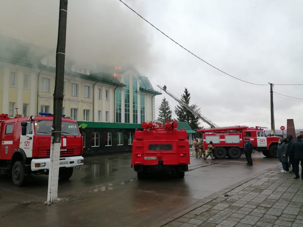 Сегодня утром загорелась гостиница 