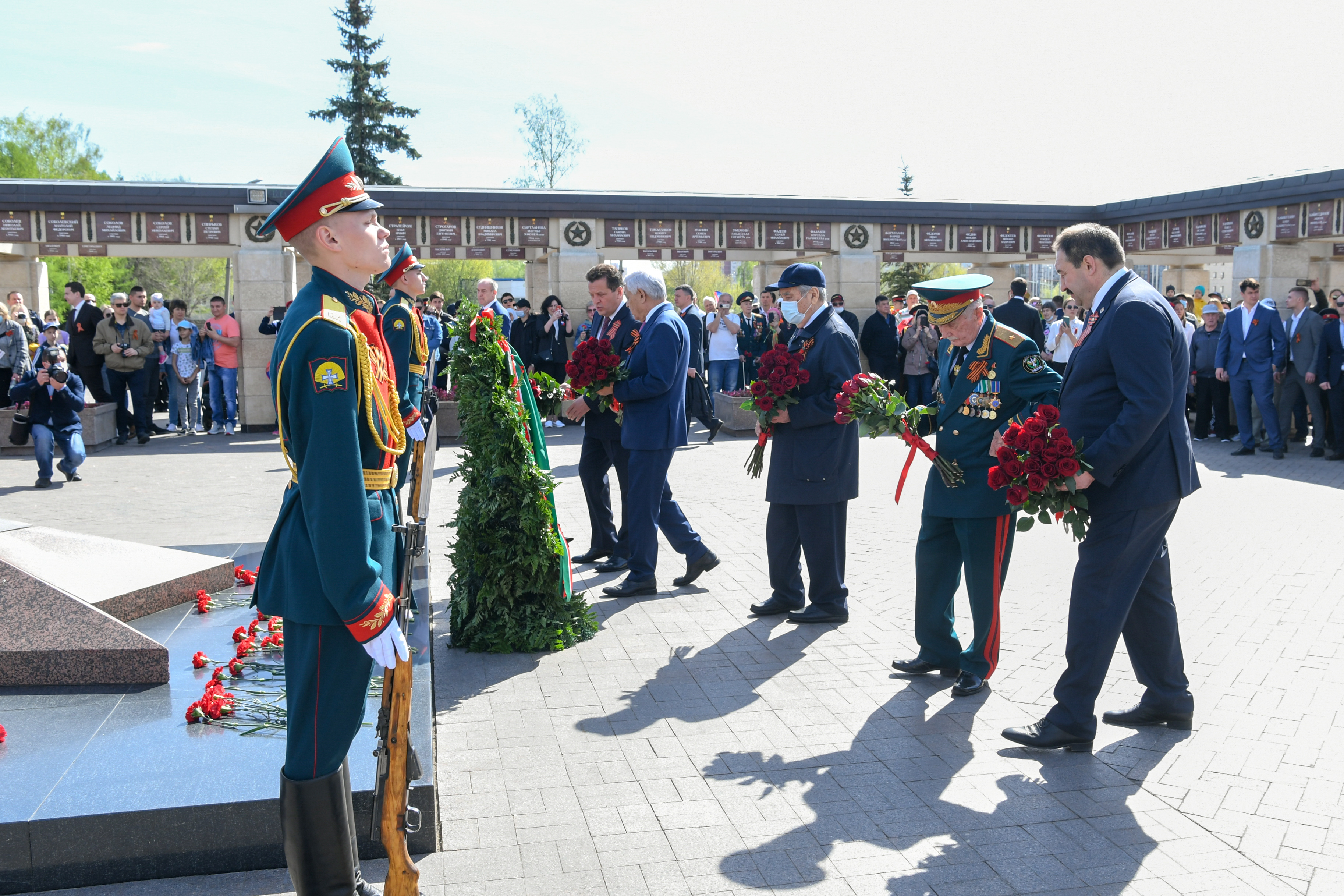 Победа татарстан. Возложение цветов к Вечному огню Почетный караул. Почетный караул у вечного огня в парке Победы. Возложение цветов к 9 мая президента РТ. Почетный караул в парке Победы Казань.