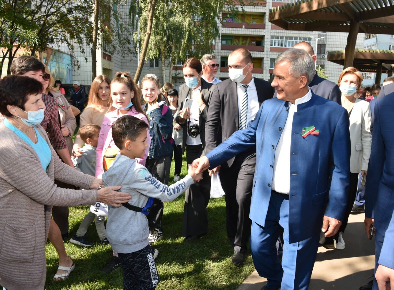 Минниханов и Метшин осмотрели двор по улице Чуйкова, обновлённый по  программе «Наш двор» - Республика Татарстан | РТ Онлайн