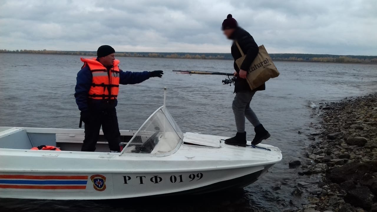 Челнинские рыбаки. Челн с рыбаком. Спасательный Караван лодок. Мужчина в лодке. Лодка на Каме.