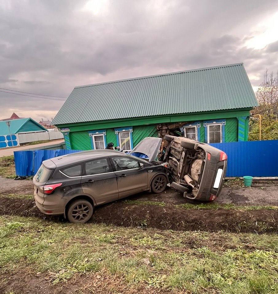 В Татарстане выяснили причины аварии, после которой автомобили протаранили  дом - Республика Татарстан | РТ Онлайн