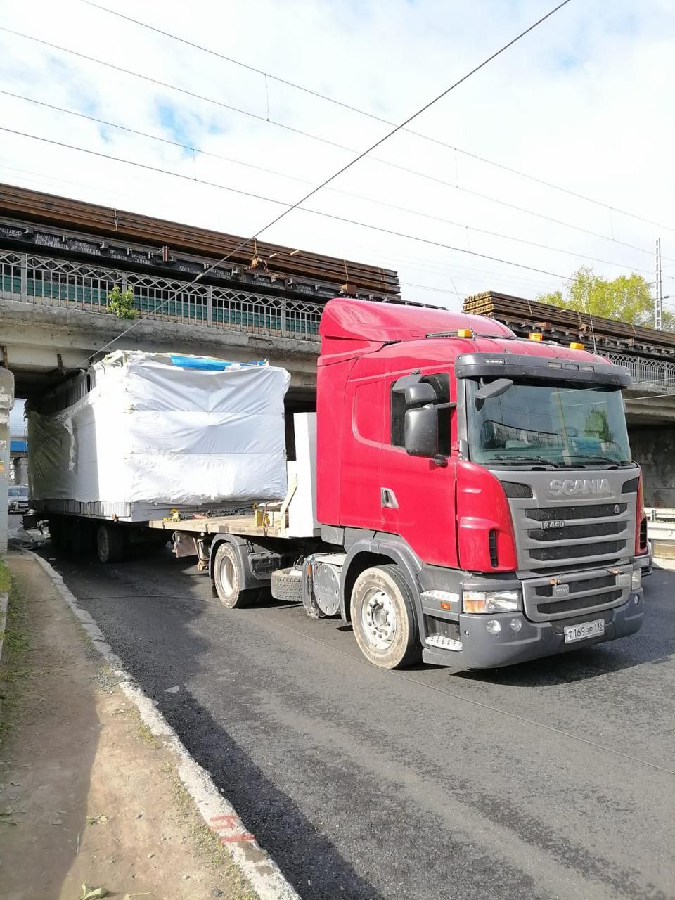 В Казани под путепроводом на Воровского застрял большегруз - Республика  Татарстан | РТ Онлайн